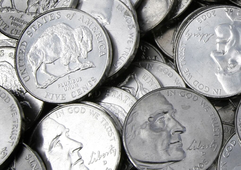 La Casa de la Moneda del Departamento del Tesoro de los Estados Unidos presenta las nuevas monedas de cinco centavos del país de 2005 con una imagen contemporánea del presidente Thomas Jefferson