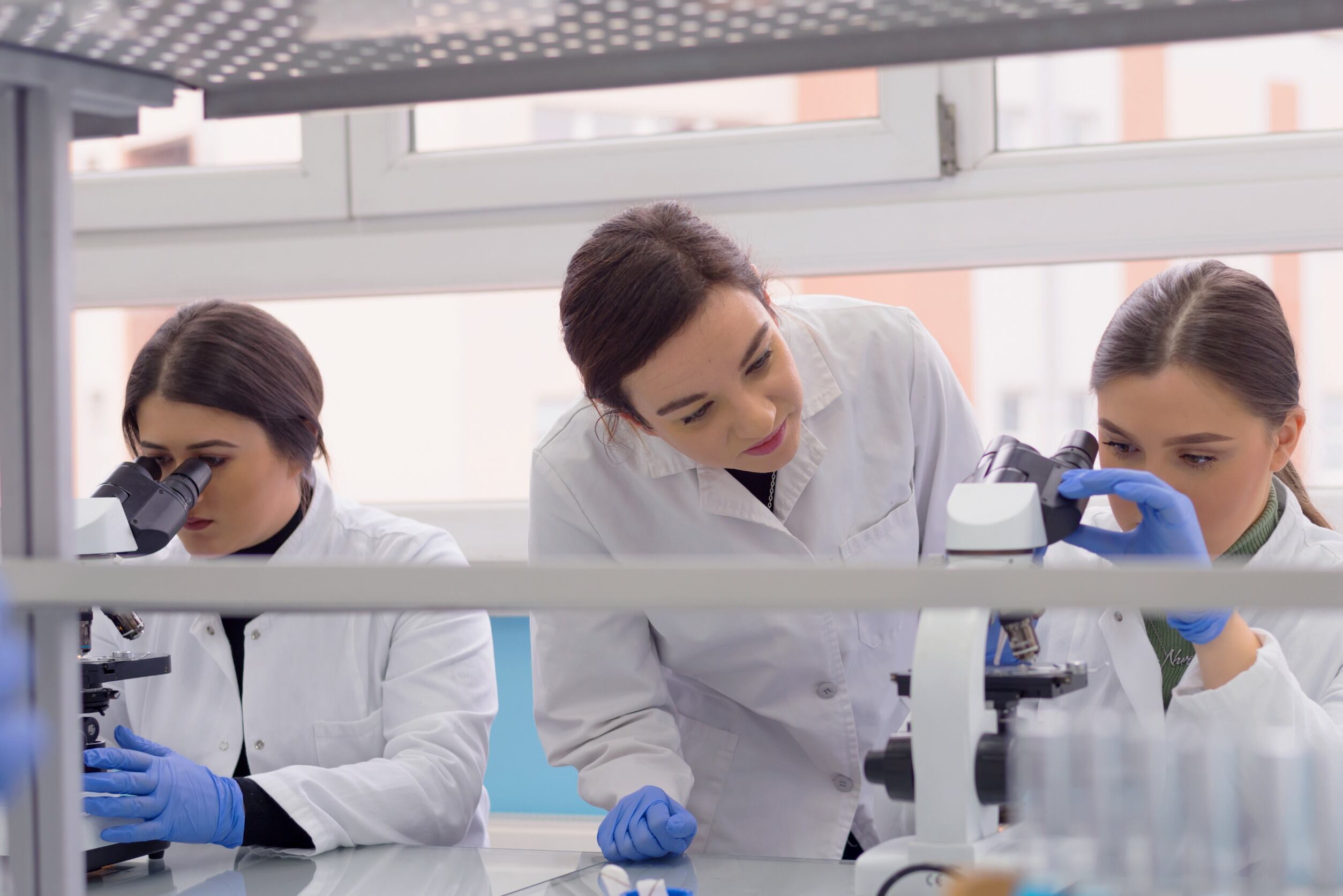 Según el observatorio de ciencia, tecnología e innovación, Colombia cuenta con 13 mil científicos registrados, de los cuales 30 % son mujeres.
