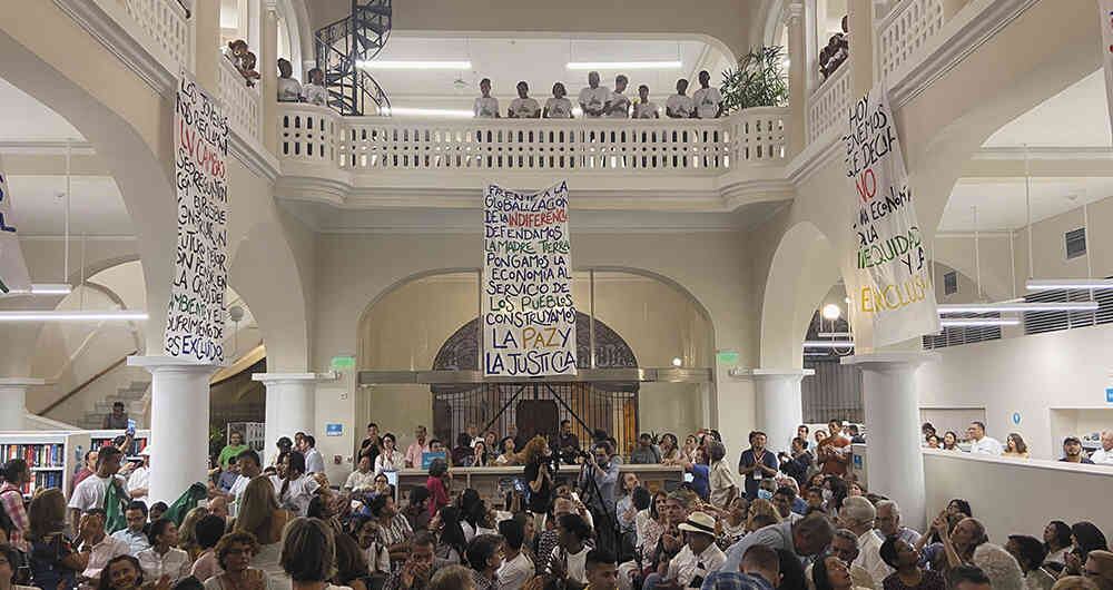 El viernes 31 de enero, al final de la presentación del libro en la Biblioteca Bartolomé Calvo, los Jóvenes de la Ruta Verde organizaron una acción de protesta por un cambio en nuestra relación con el medioambiente y por más justicia.