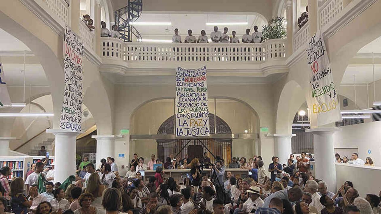 El viernes 31 de enero, al final de la presentación del libro en la Biblioteca Bartolomé Calvo, los Jóvenes de la Ruta Verde organizaron una acción de protesta por un cambio en nuestra relación con el medioambiente y por más justicia.