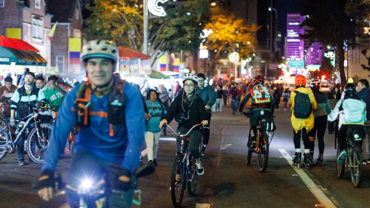 La ciclovía nocturna es tradicional en Bogotá.