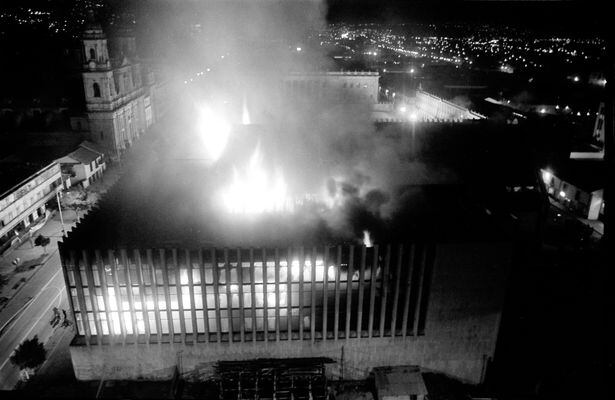 Bogotá,7 de noviembre de 1985 JUSTICIA EN LLAMAS. La Plaza de Bolivar, la carrera septima, el edificio de la Alcaldía Mayor y el capitolio son los testigos mudos de la tragedia que se vive en el Palacio de Justicia que ya consumen las llamas.Felipe Caicedo Chacón. Colprensa