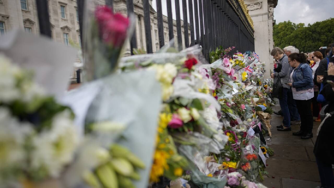 Dolientes reunidos fuera del Palacio de Buckingham para rendir homenaje a la reina en Londres el 9 de septiembre de 2022. Foto: AP/Christophe Ena.