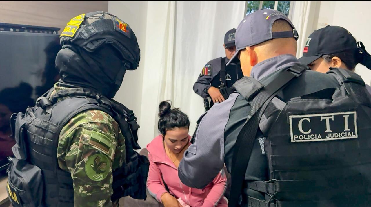 Policía judicial lee derechos de capturada a alias Sara.