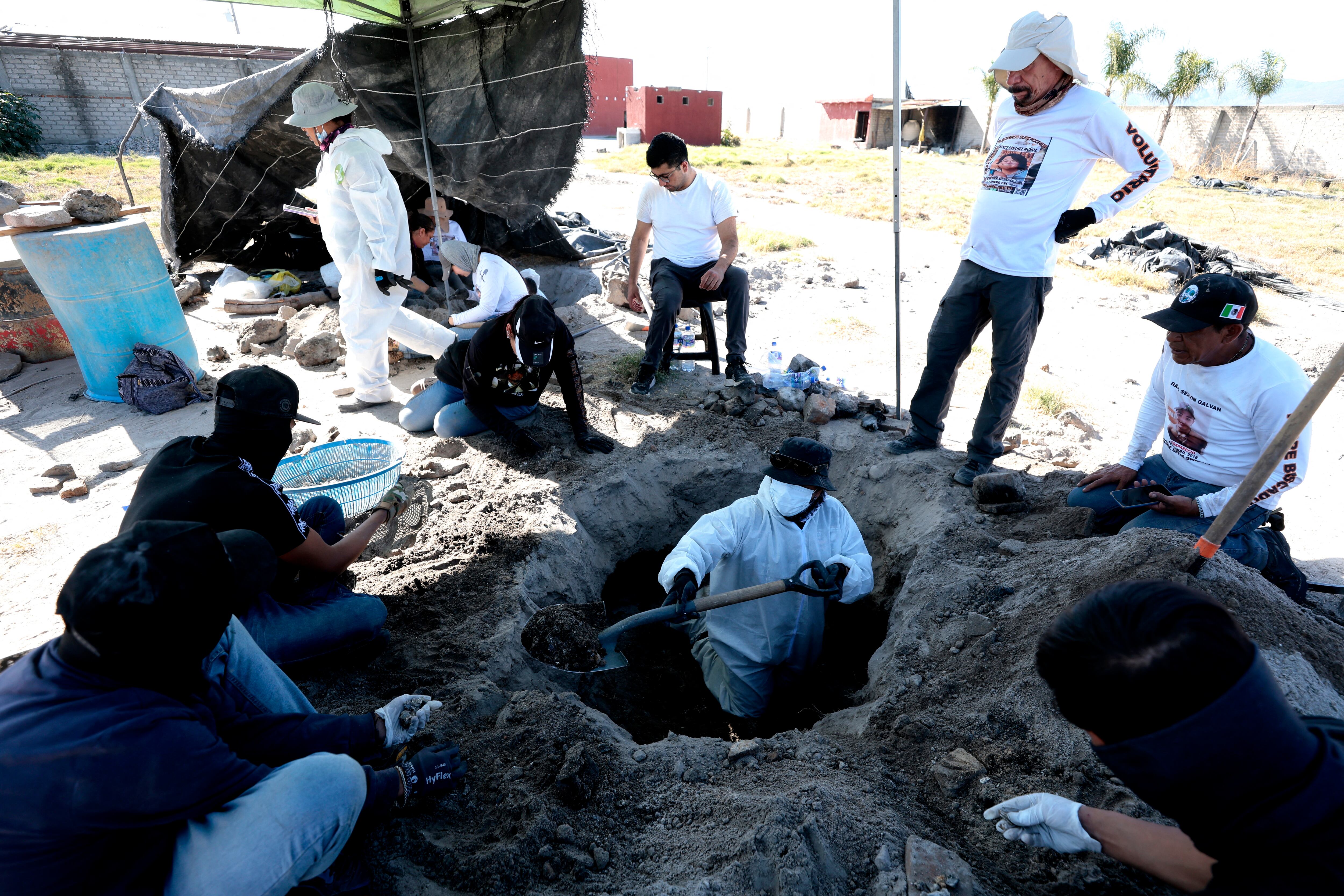 Miembros del colectivo "Guerreros Buscadores" trabajan en tres crematorios humanos encontrados durante la búsqueda de sus familiares en el Rancho Izaguirre, en la comunidad de La Estanzuela, Teuchitlán, Jalisco, México, el 5 de marzo de 2025.