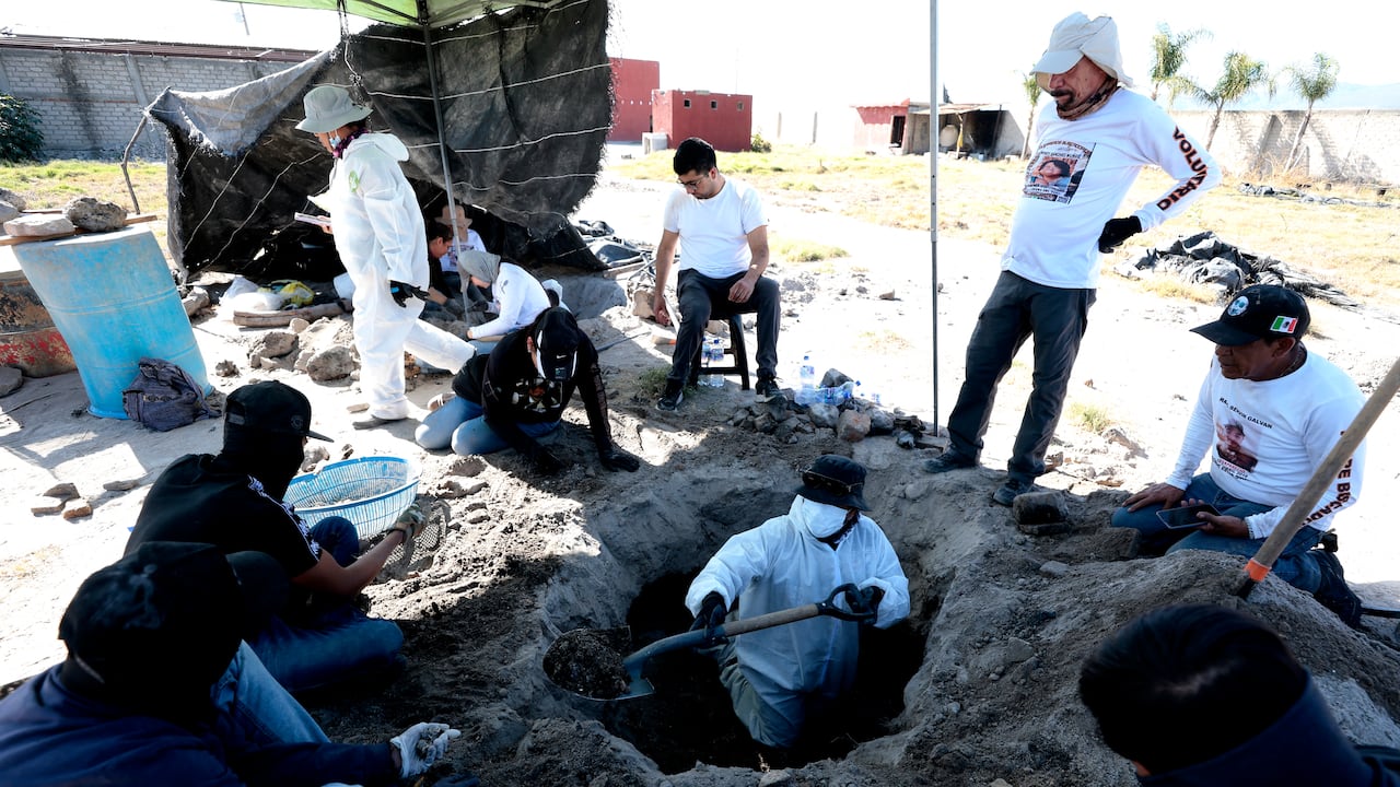 Miembros del colectivo Guerreros Buscadores trabajan en tres crematorios humanos encontrados durante la búsqueda de sus familiares en el Rancho Izaguirre, en la comunidad de La Estanzuela, Teuchitlán, Jalisco, México, el 5 de marzo de 2025.