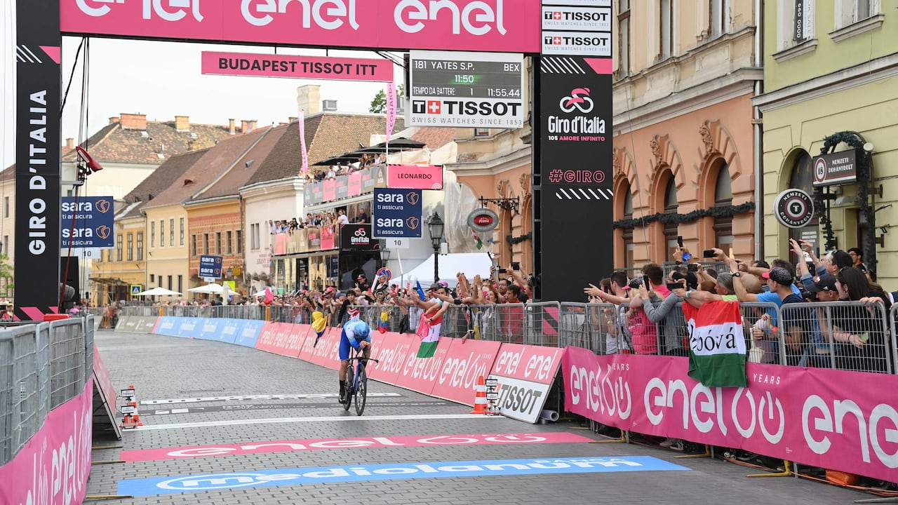 Mathieu van der Poel se mantiene con la camiseta rosada de la competencia