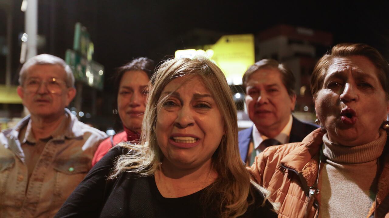 Alexandra Villavicencio, hermana del candidato presidencial Fernando Villavicencio, llega al hospital al que fue trasladado después de ser disparado a muerte en un acto de campaña en Quito, Ecuador, el miércoles 9 de agosto de 2023. (AP Foto/Juan Diego Montenegro)