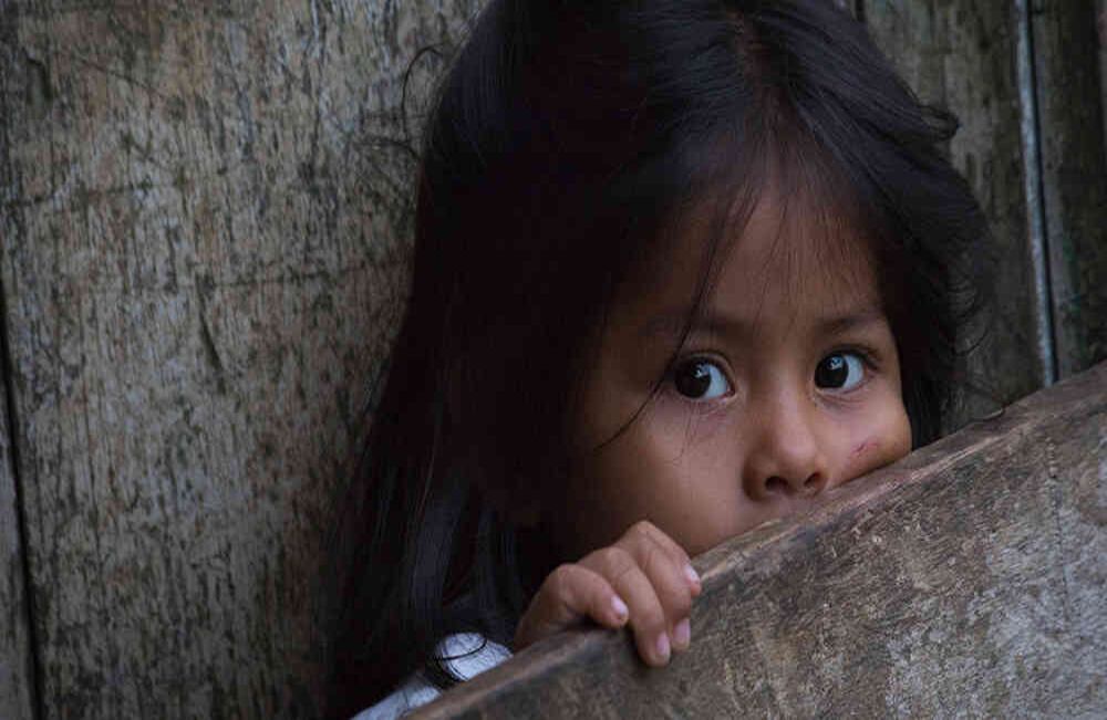 Niña tikuna, habitante de la población de Macedonia en Amazonas.