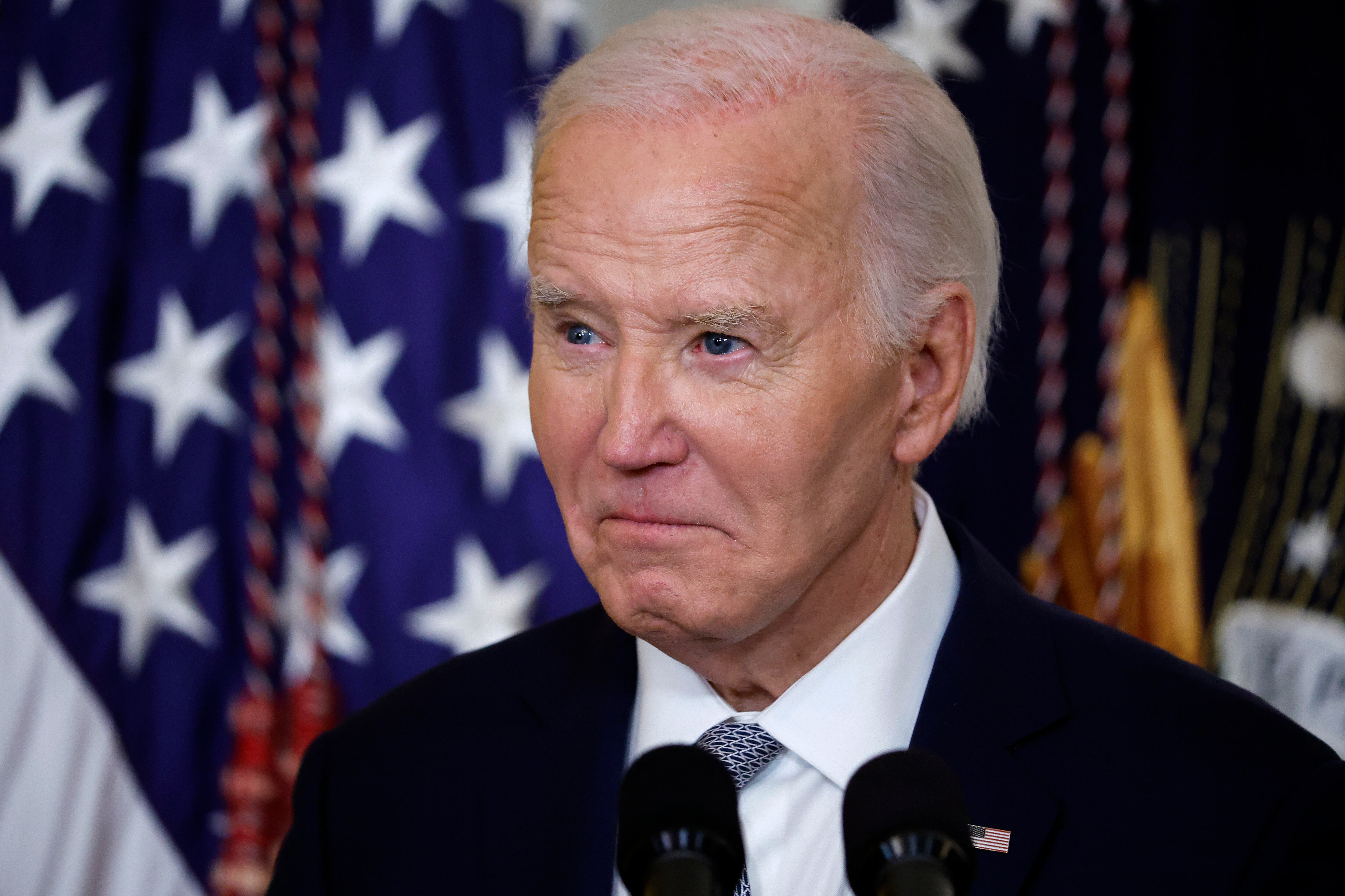 Presidente Joe Biden habla durante ceremonia en la Casa Blanca