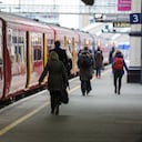 Tren en andén con pasajeros de salida (Imagen de referencia)