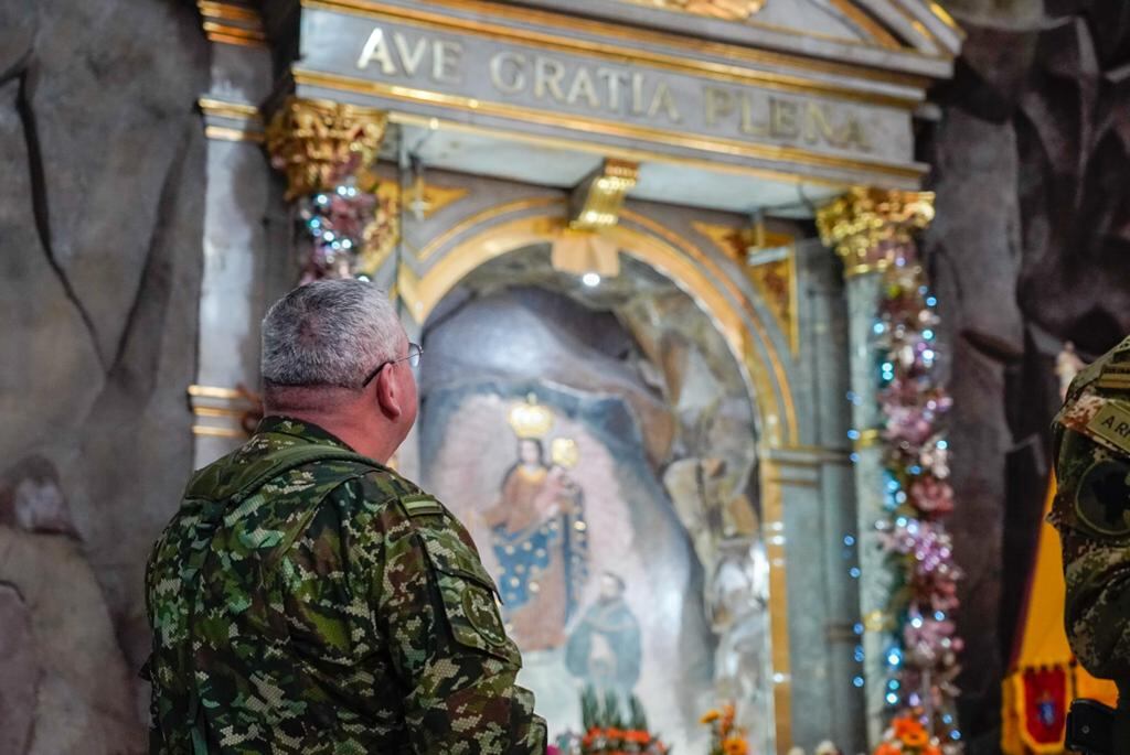 El general Helder Fernán Giraldo, comandante de las Fuerzas Militares, en el   Santuario de Nuestra Señora del Rosario de Las Lajas, en Ipiales (Nariño)