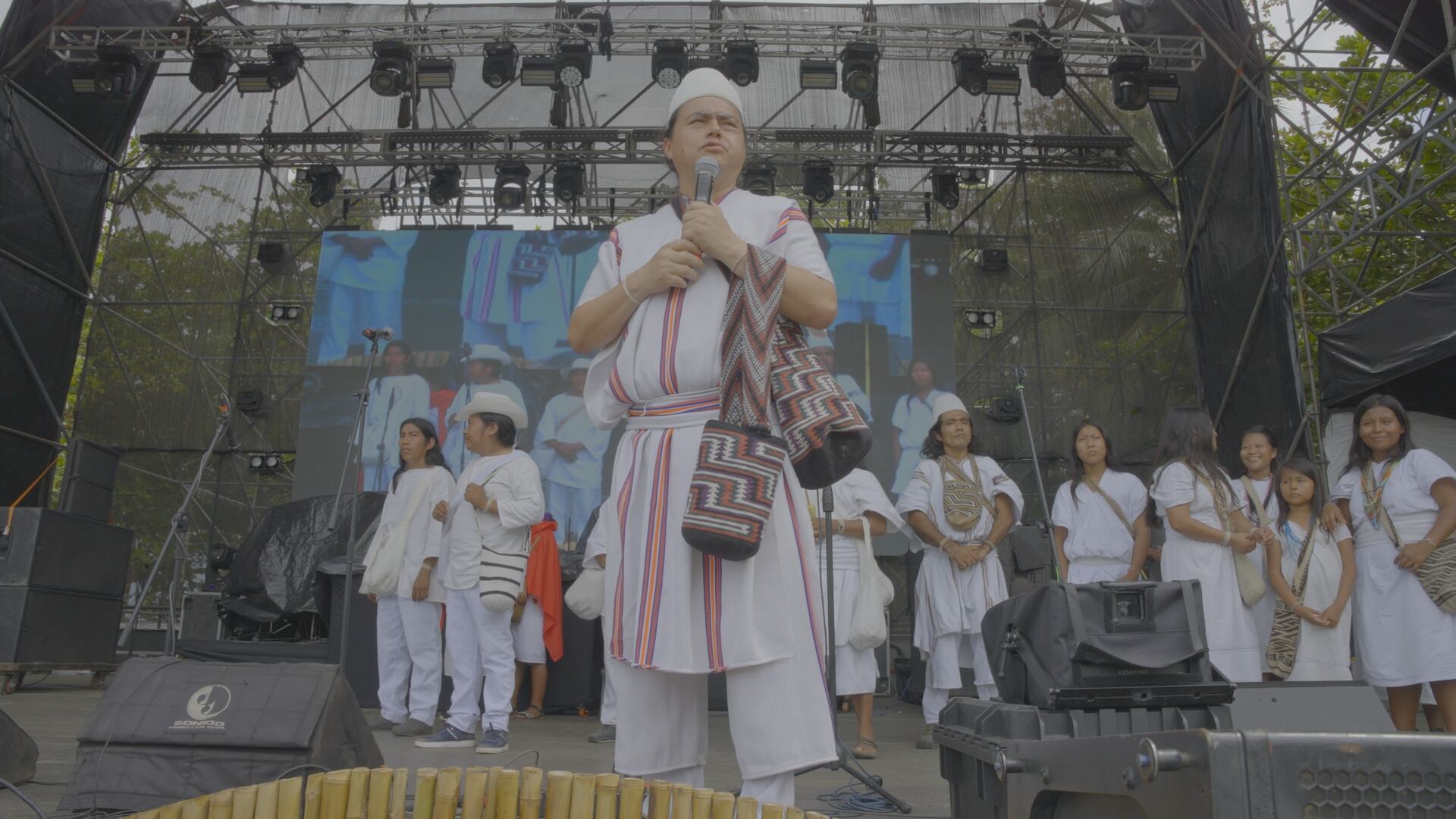La gran revelación de Soulstice Dance 2025 fue la presentación de Kandymaku y su colectivo cultural, integrado por cerca de 20 músicos indígenas, entre hombres y mujeres acordeoneras, maraqueras y cantadores ancestrales.