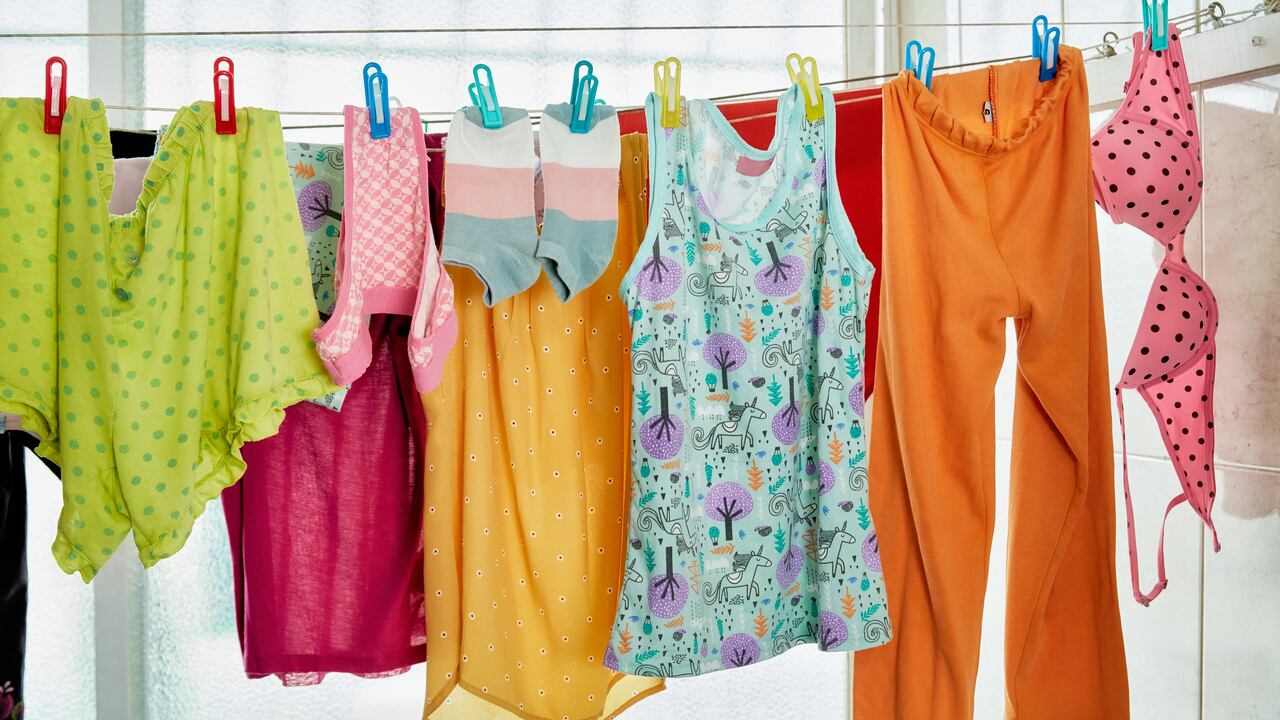 Existen ciertos consejos que ayudarán a prevenir el mal olor de la ropa cuando se seca al interior de una casa.