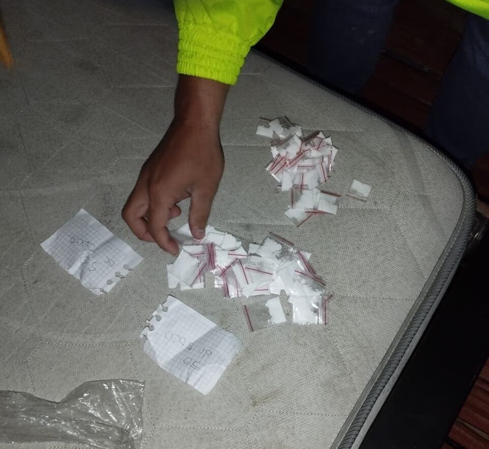 A estas personas les fueron halladas en sus viviendas un total de 226 dosis de estupefacientes entre bazuco y cocaína, dinero en efectivo y tres celulares