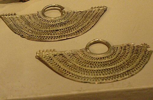 Orejeras de la región del Sinú, elaboradas con la técnica de la tumbaga (oro y cobre).