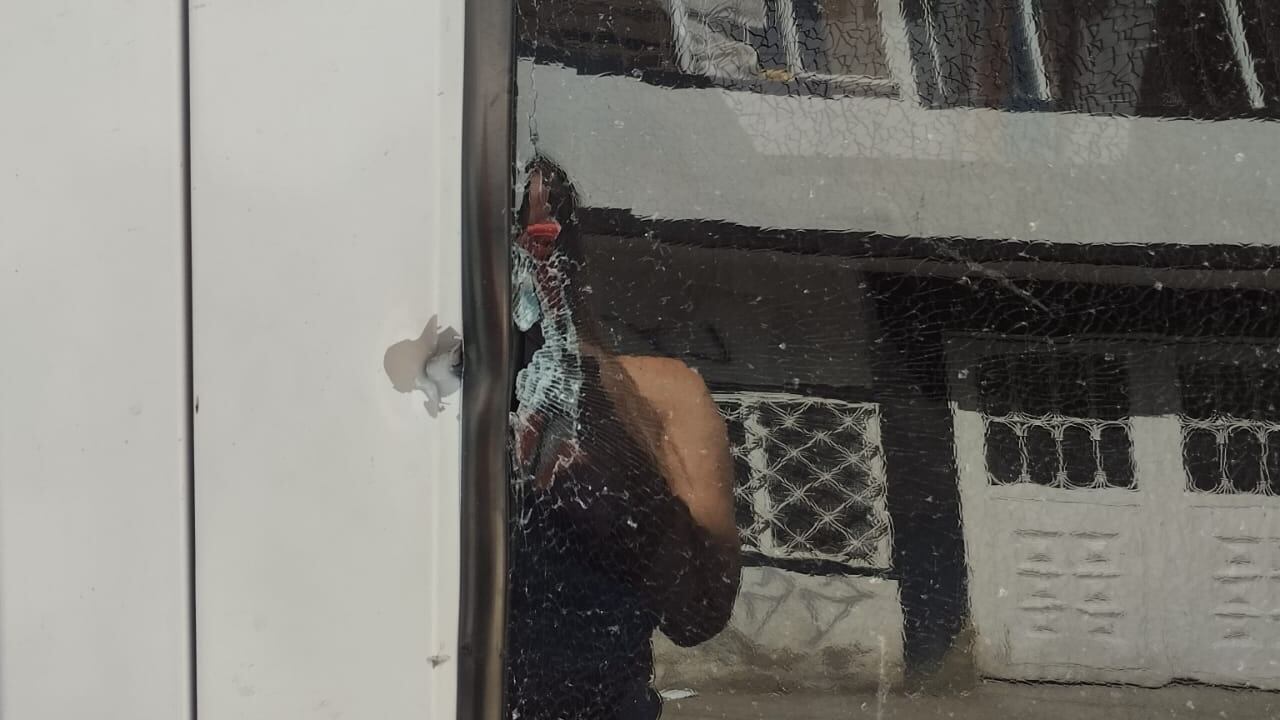 En una oportunidades, los delincuentes dispararon contra el carro pensando que en el interior había una persona.