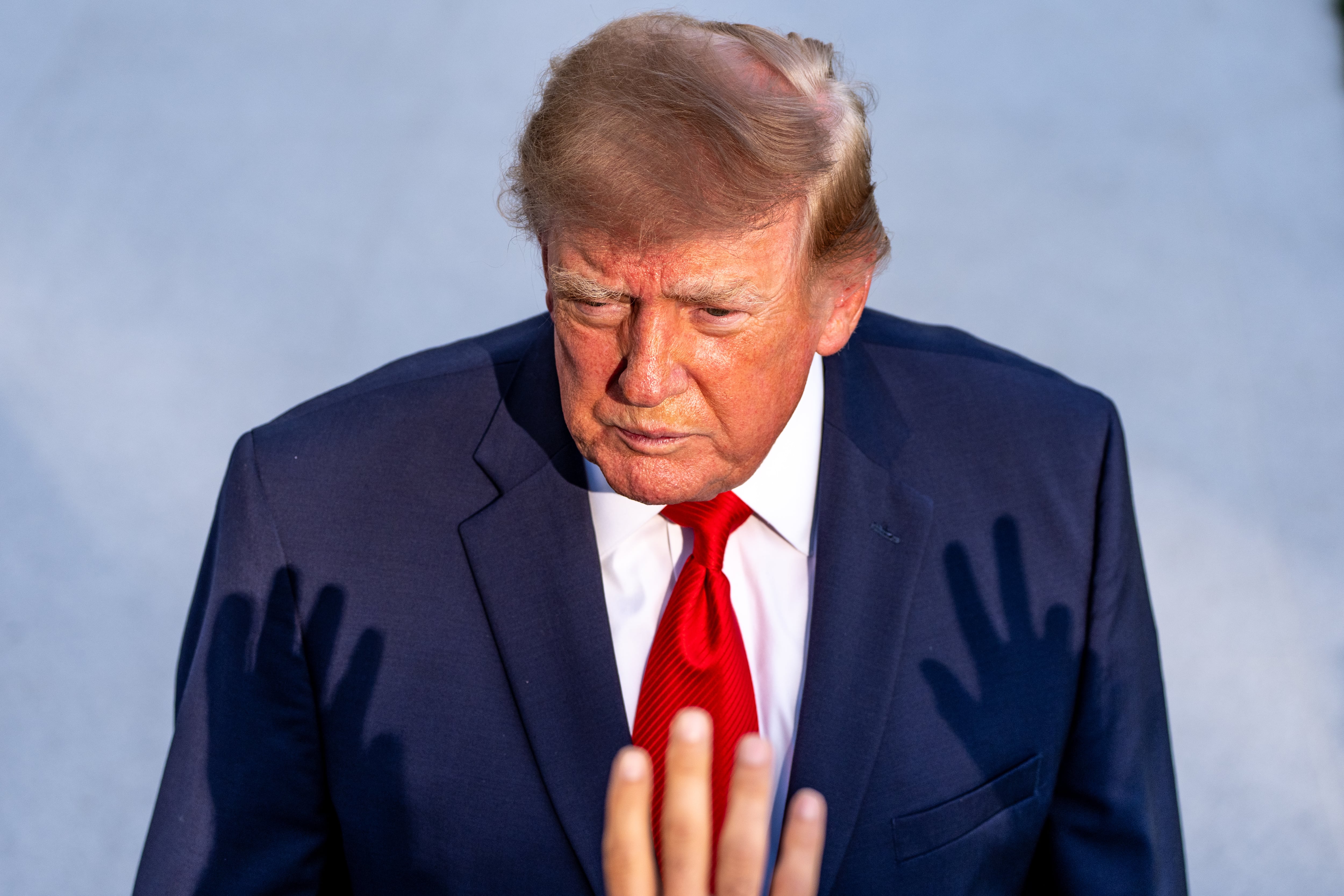 El presidente Donald Trump habla con los periodistas antes de partir a bordo del Marine One desde el Jardín Sur de la Casa Blanca.