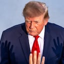 El presidente Donald Trump habla con los periodistas antes de partir a bordo del Marine One desde el Jardín Sur de la Casa Blanca.
