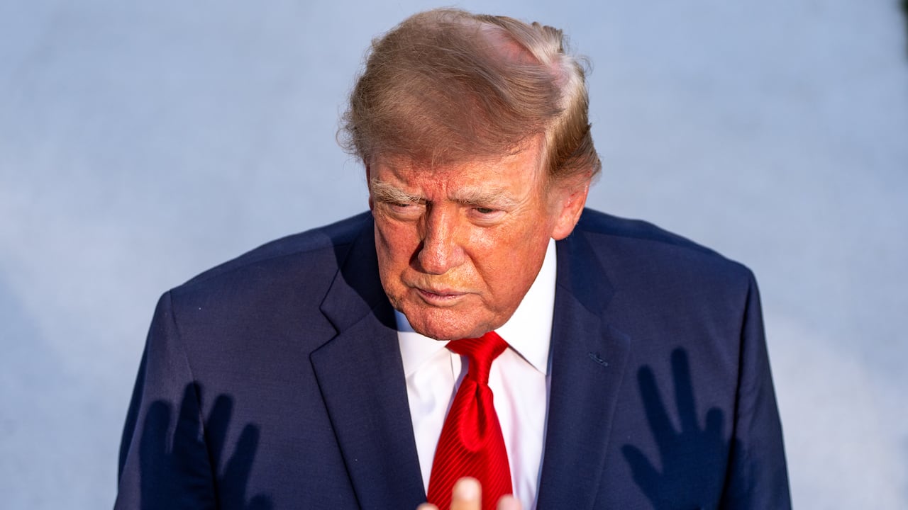 El presidente Donald Trump habla con los periodistas antes de partir a bordo del Marine One desde el Jardín Sur de la Casa Blanca.