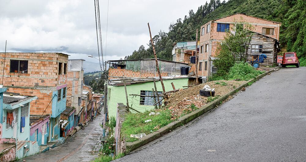 “ Me fui volviendo una especie de miliciano en el barrio, dormía ahí, e izamos las banderas del M-19, que la Policía tumbaba una y otra vez”.