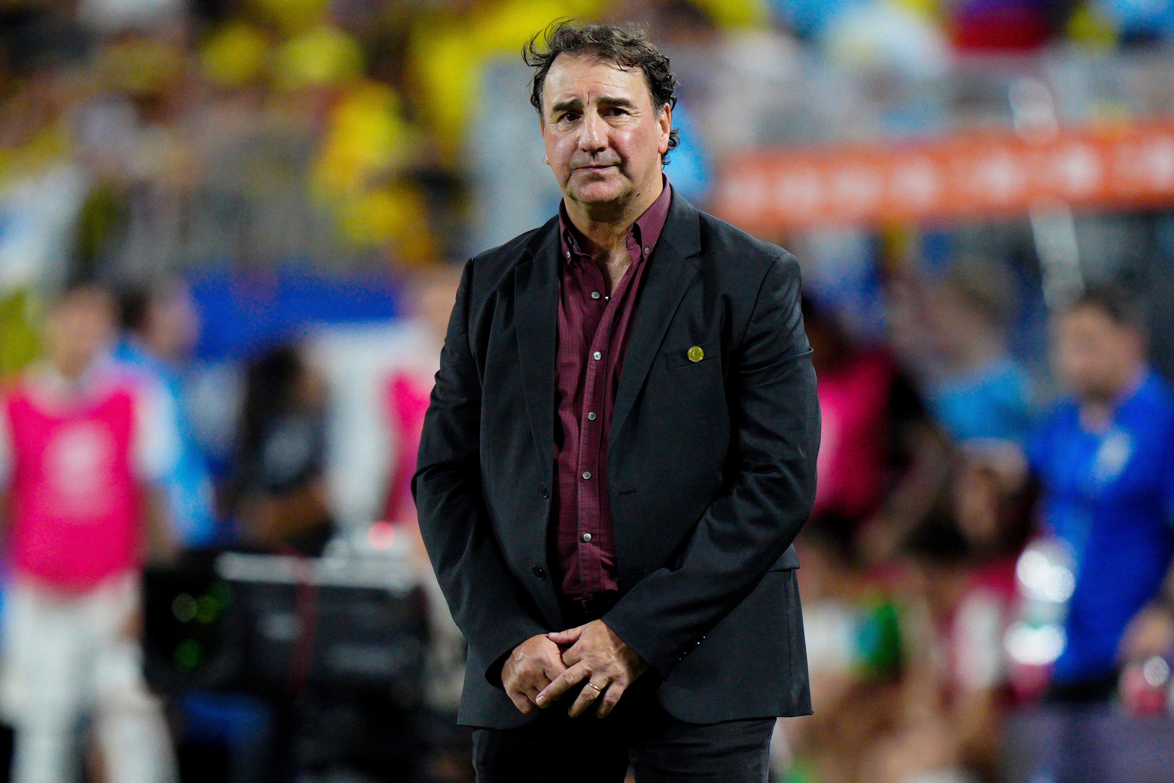 El entrenador de Colombia, Néstor Lorenzo, observa a su equipo jugar contra Uruguay en un partido de fútbol semifinal de la Copa América en Charlotte, Carolina del Norte, el miércoles 10 de julio de 2024. (Foto AP/Jacob Kupferman)