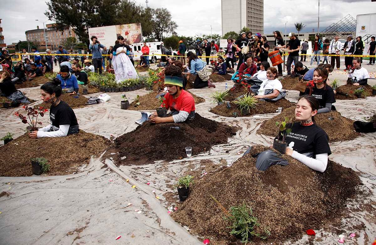 El jardín de la vida creado por la siembra de un grupo de 33 personas para conmemorar el Día Internacional de las Víctimas de Desaparición Forzada. Foto: León Darío Peláez / SEMANA 