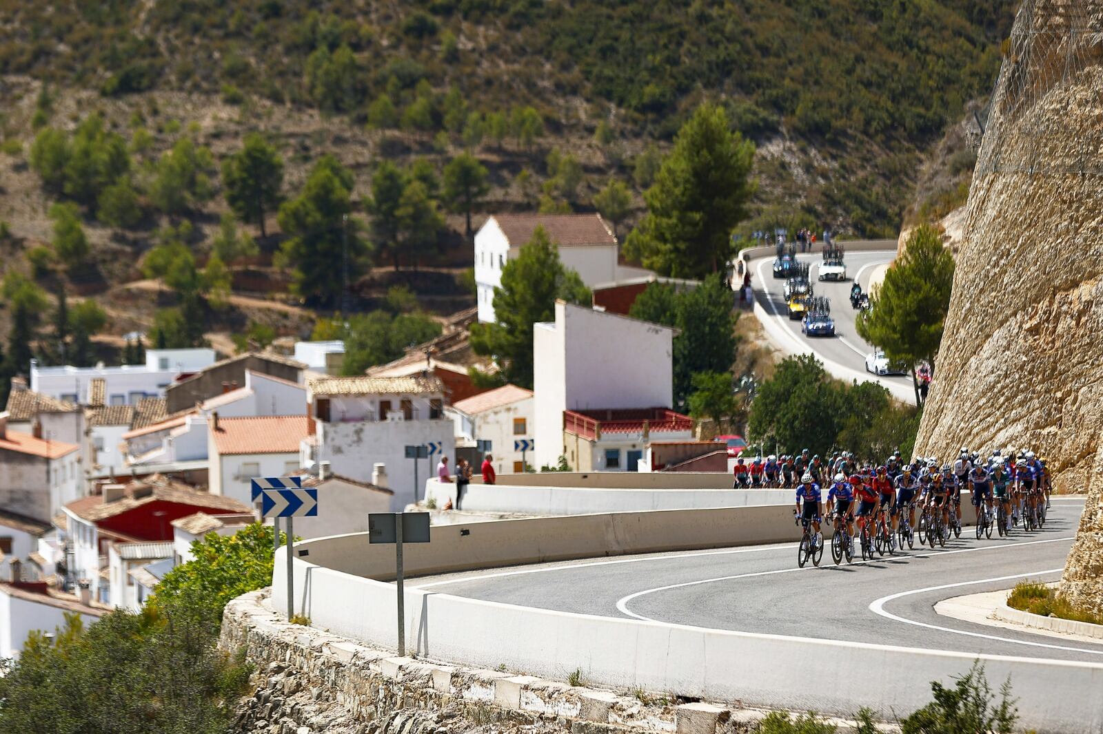 El pelotón rueda compacto durante la etapa 7 de la Vuelta a España 2023.