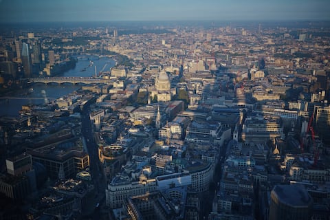 Una vista del horizonte de Londres mirando hacia el oeste, incluida la Catedral de San Pablo, desde Horizon 22, la plataforma de observación gratuita más alta de Londres.