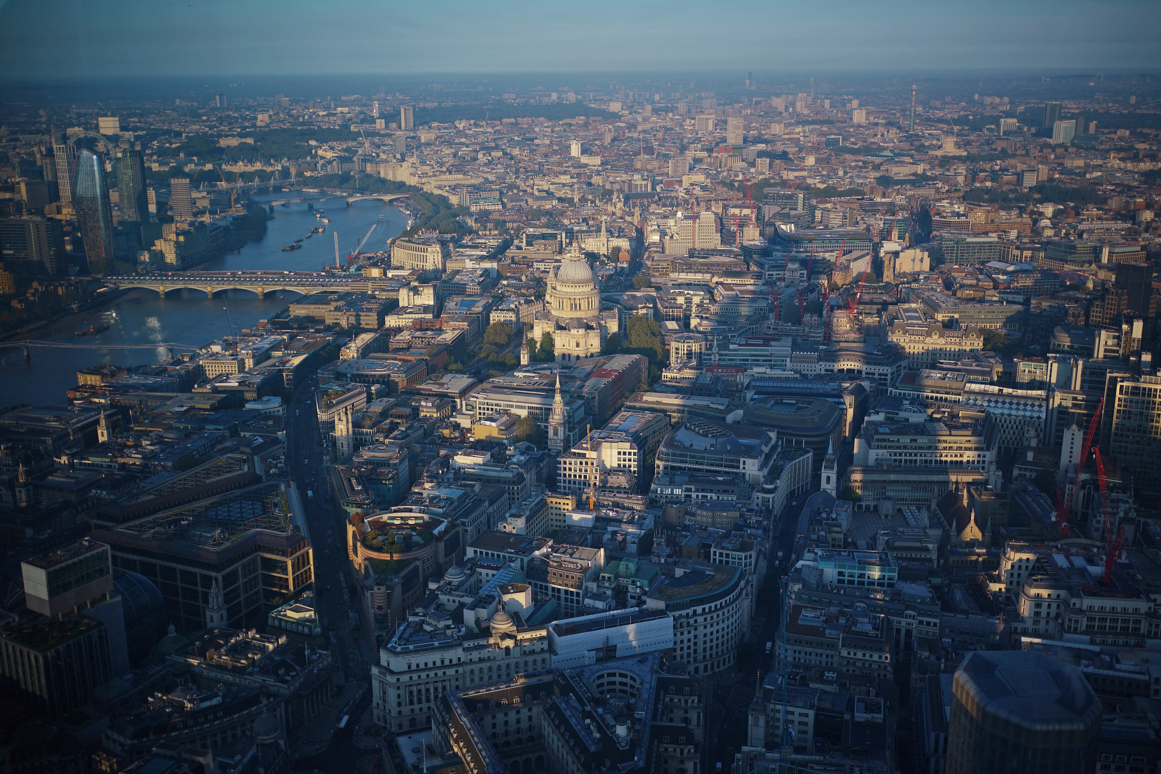 Una vista del horizonte de Londres mirando hacia el oeste, incluida la Catedral de San Pablo, desde Horizon 22, la plataforma de observación gratuita más alta de Londres.