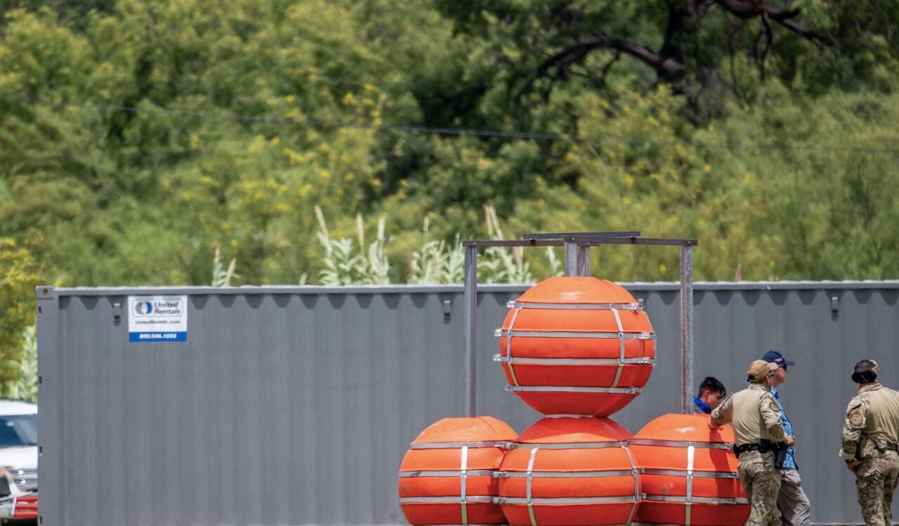 Así lucen las boyas que pondrá Texas en la frontera con México