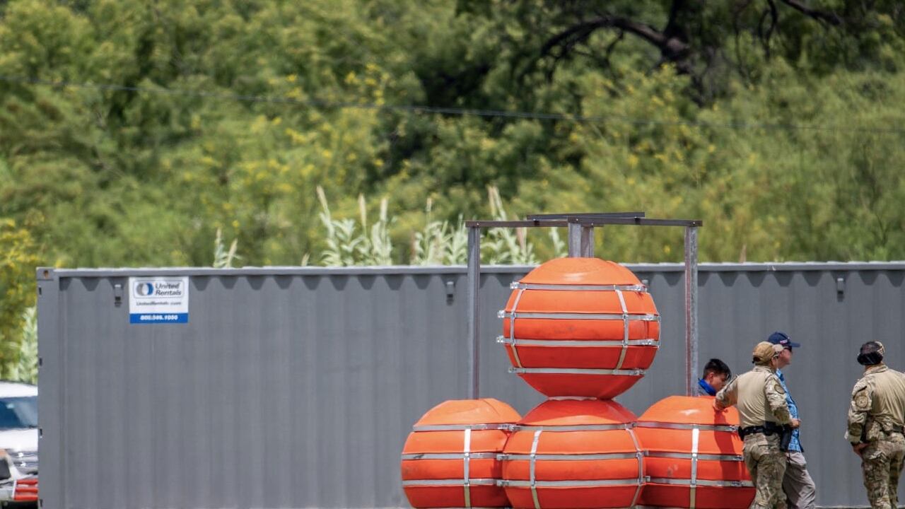 Así lucen las boyas que pondrá Texas en la frontera con México