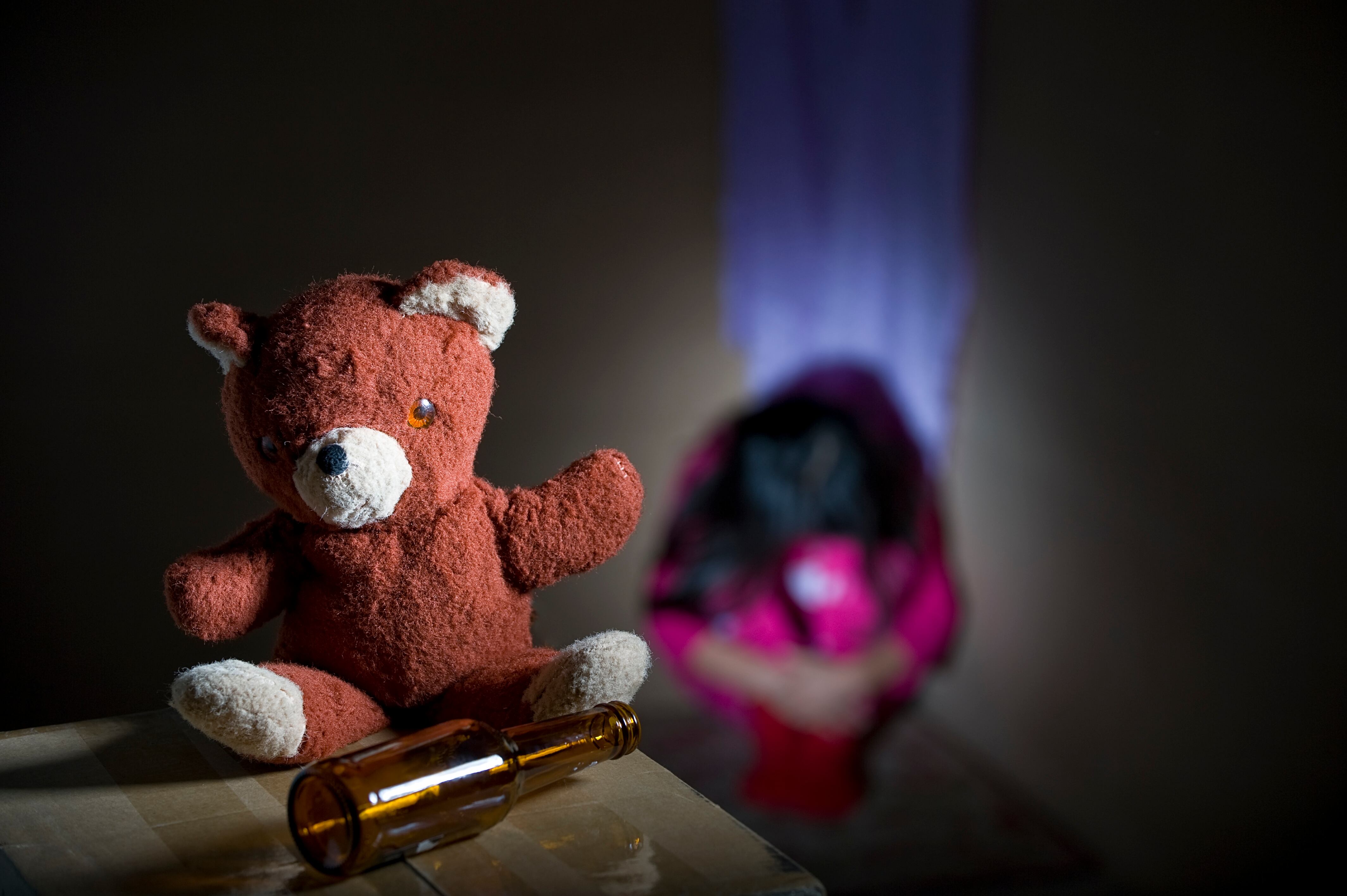 Niño acurrucado en la esquina .. abuso