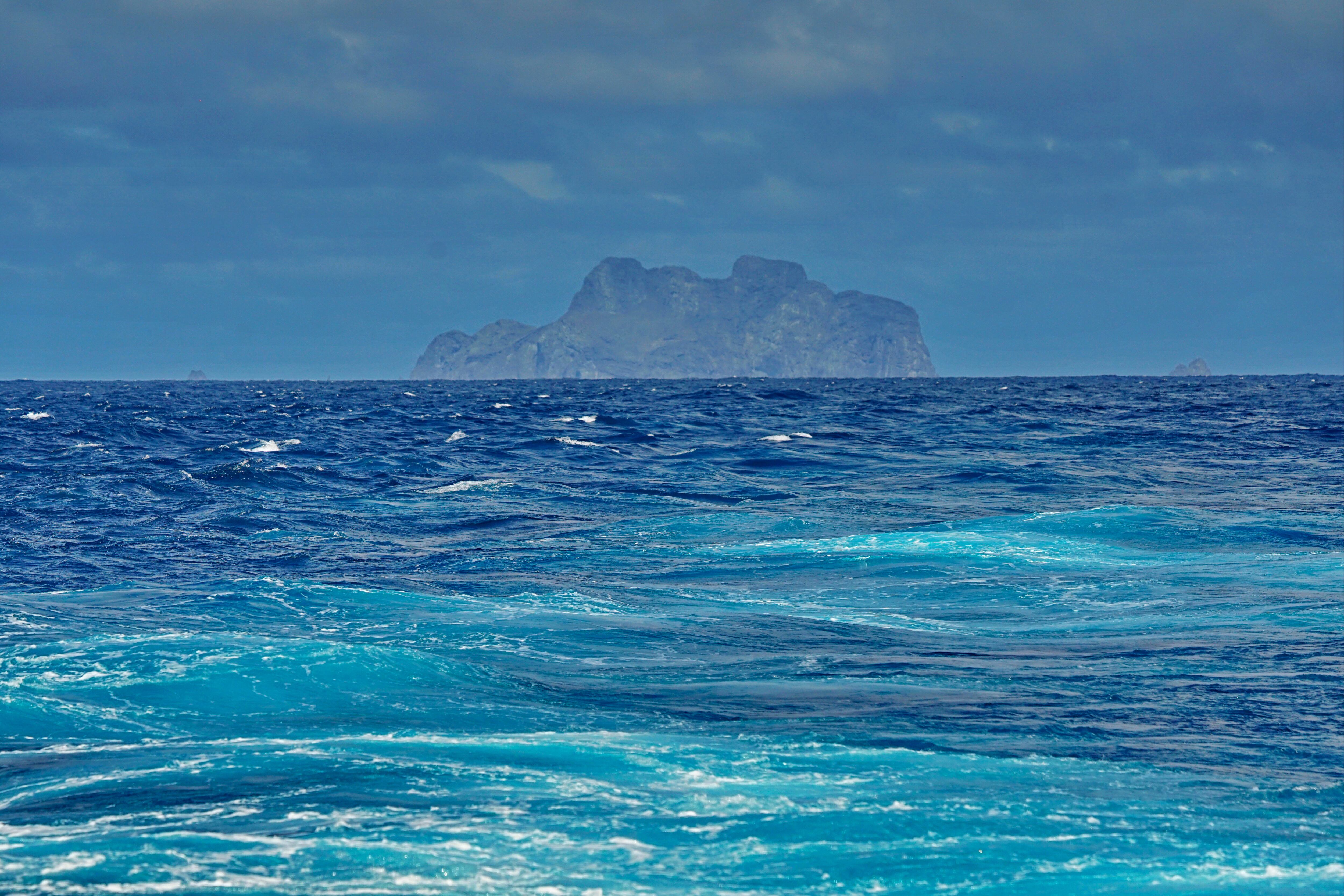 La isla de Malpelo está ubicada en el Océano Pacífico oriental tropical, aproximadamente a 500 kilómetros al oeste del puerto de Buenaventura. En la división político administrativa, pertenece al municipio Buenaventura, Valle del Cauca. El Santuario de Fauna y Flora Malpelo está bajo la administración del Sistema de Parques Nacionales Naturales de Colombia desde 1995, cuenta con sede administrativa en la ciudad de Santiago de Cali y sede operativa en el Distrito de Buenaventura y es Patrimonio Natural de la Humanidad por la UNESCO. Foto Jorge Orozco / El País.