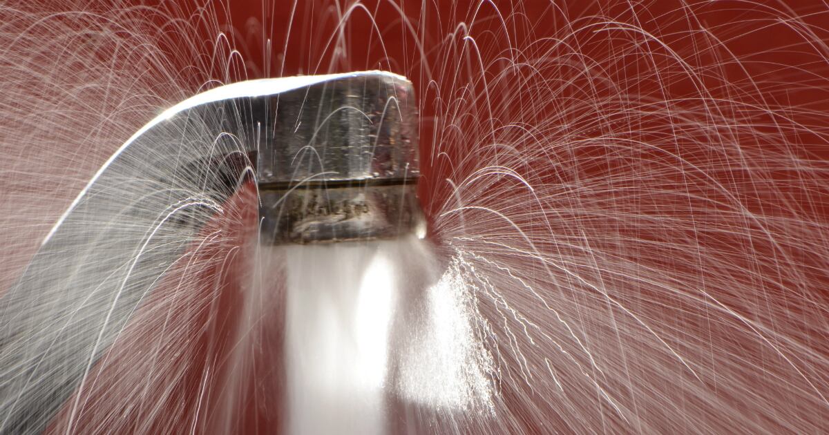 El consumo de agua en la cocina se puede reducir si se aplican algunos trucos, entre estos, no lavar los platos o utensilios con la llave abierta. Además, que se opte por limpiarlo cuando sean varios elementos y no uno solo. 