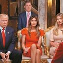 Parte de la familia del presidente Donald Trump, con Ivanka y Melania sentados a su lado.