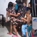 Niños indígenas de fiesta fumando, bailando y bebiendo.