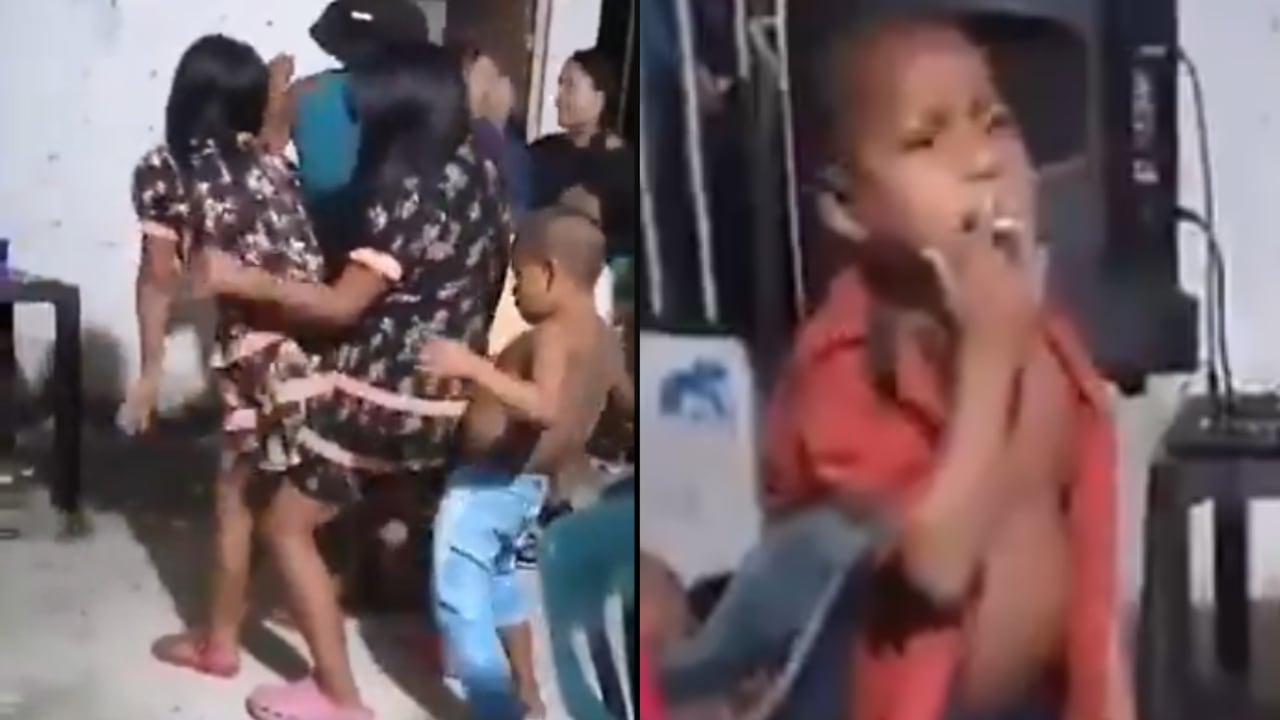 Niños indígenas de fiesta fumando.