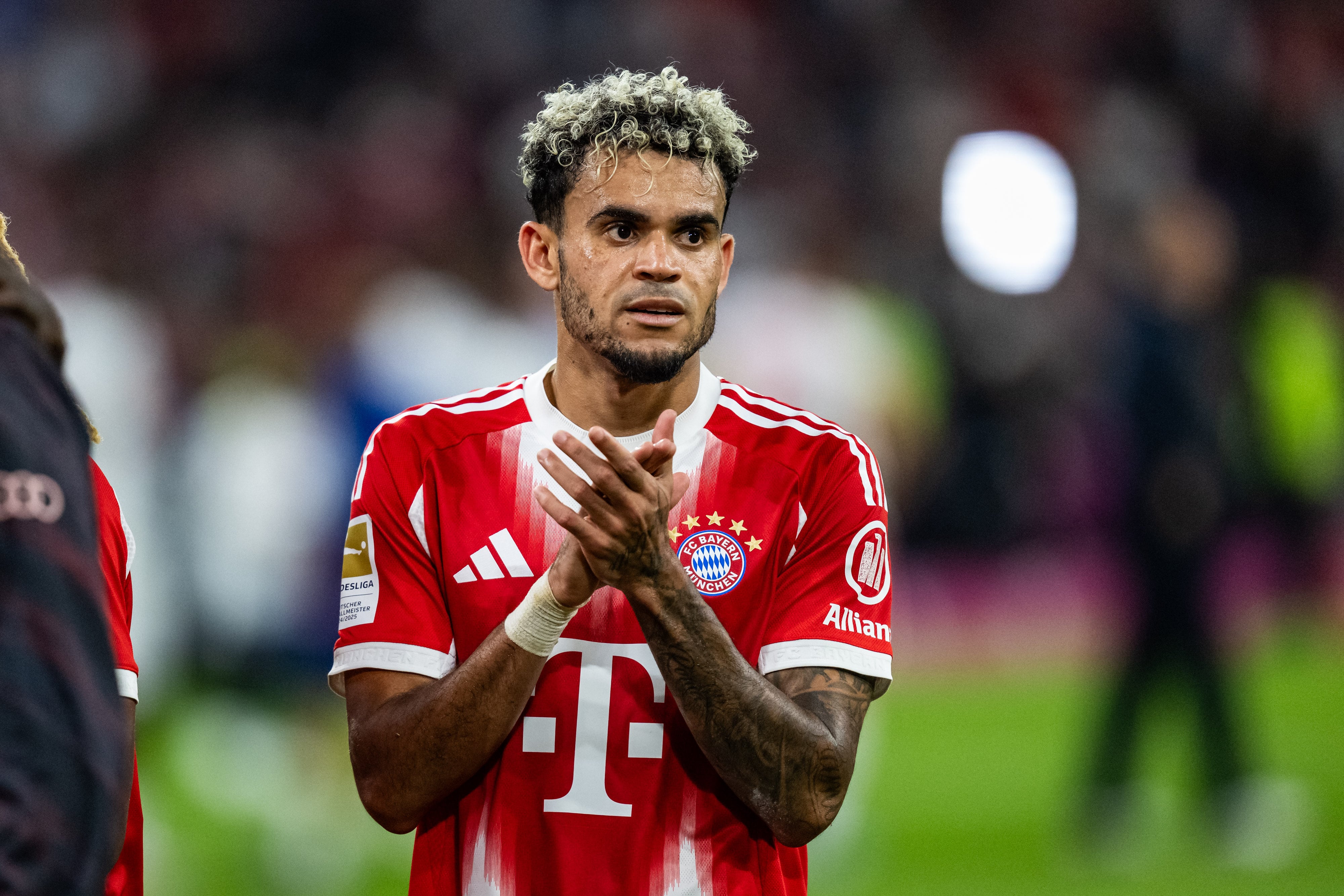 MUNICH, GERMANY - AUGUST 22: Luis Diaz of FC Bayern Muenchen celebrates with the fans following his teams victory of the Bundesliga match between FC Bayern München and RB Leipzig at Allianz Arena on August 22, 2025 in Munich, Germany. (Photo by Kevin Voigt/GettyImages)
