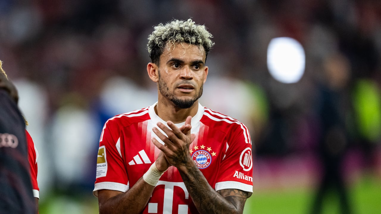MUNICH, GERMANY - AUGUST 22: Luis Diaz of FC Bayern Muenchen celebrates with the fans following his teams victory of the Bundesliga match between FC Bayern München and RB Leipzig at Allianz Arena on August 22, 2025 in Munich, Germany. (Photo by Kevin Voigt/GettyImages)