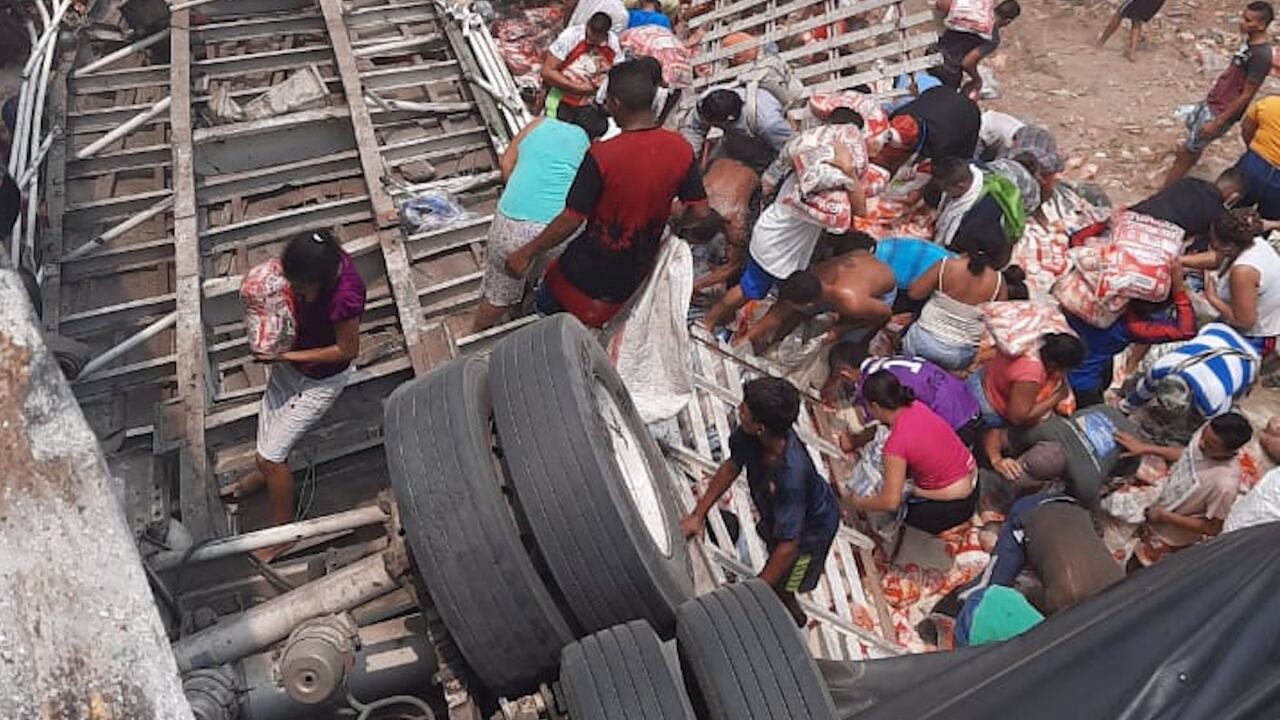 Acorde con las autoridades, el camión habría sufrido una falla técnica. En el accidente ninguna persona resultó herida.