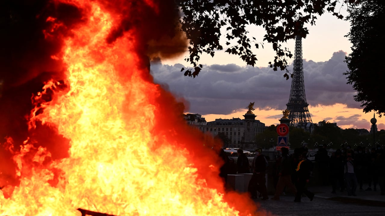 Francia fue sacudida por una jornada violenta de protestas con saqueos y la destrucción de 1.500 comercios. (Photo by Guillaume Saligot / AFP)