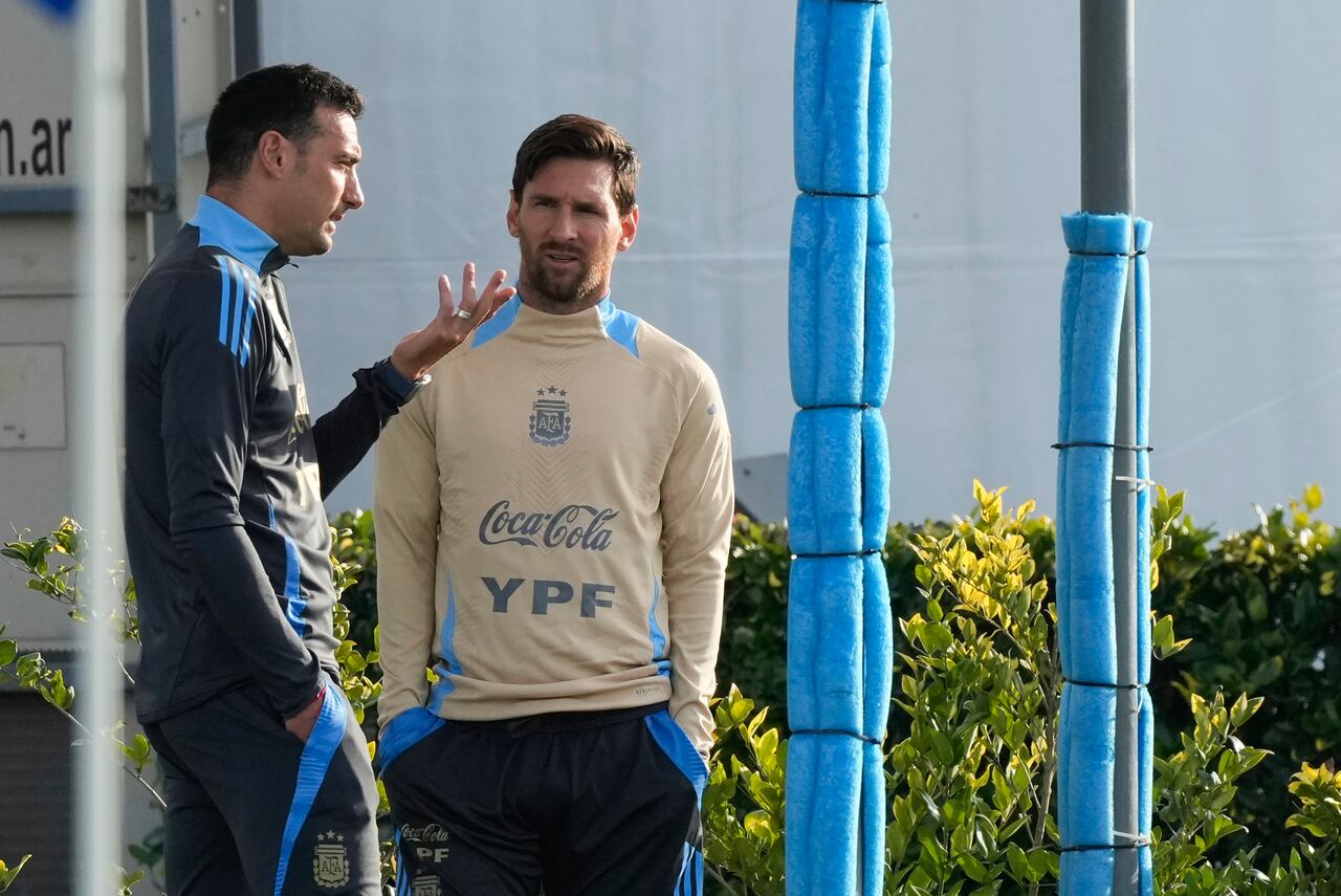 Argentina's coach Lionel Scaloni, left, talks to Lionel Messi during a training session ahead of a World Cup 2026 qualifier against Chile, at the Argentina Soccer Association in Buenos Aires, Argentina, Tuesday, June 3, 2025. (AP Photo/Gustavo Garello)