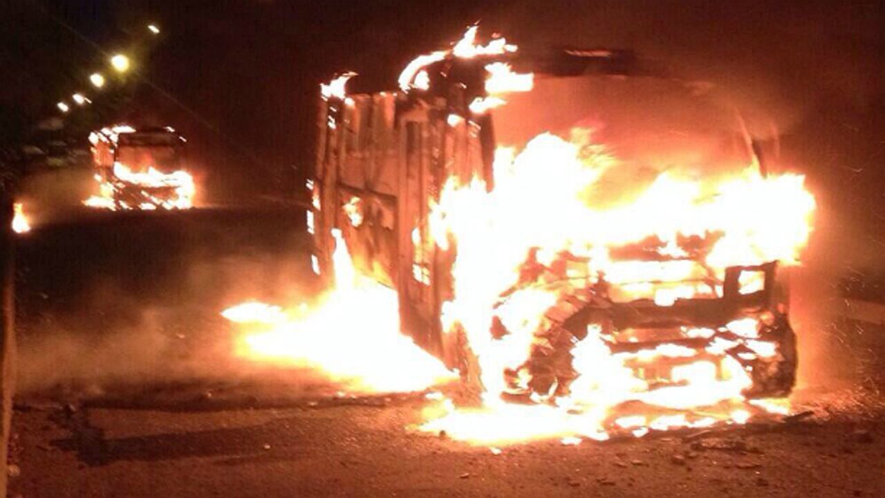 uno de los 139 buses del MIO que fueron dañados.