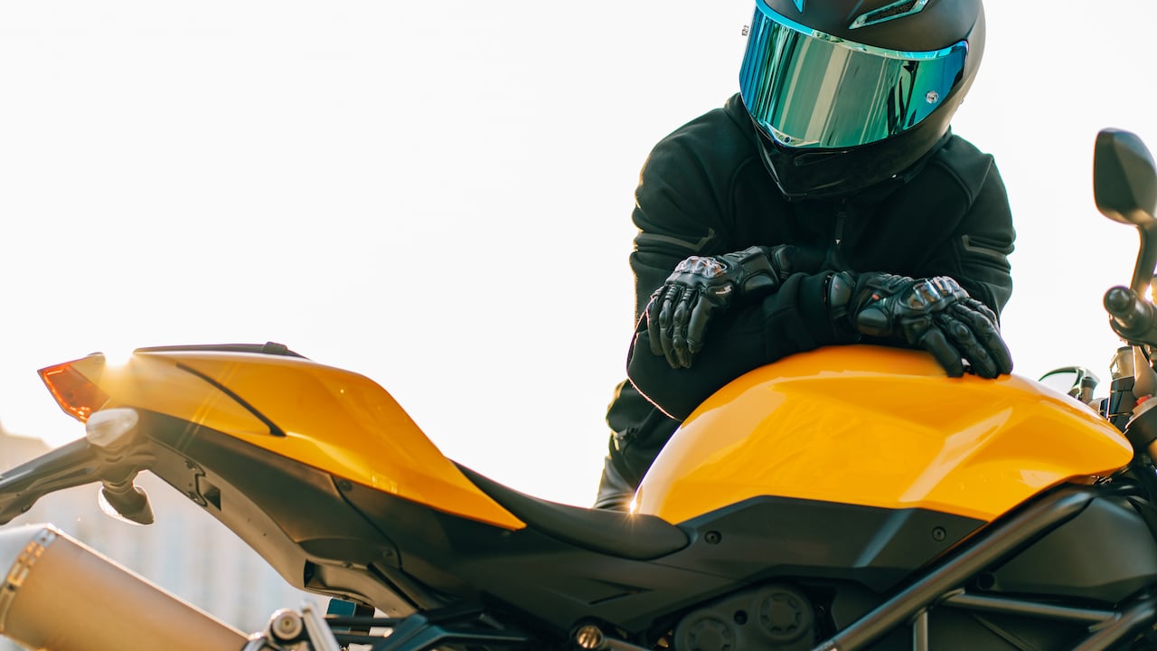 Algunas modificaciones en motos buscan mejorar la protección y seguridad del conductor durante la conducción.