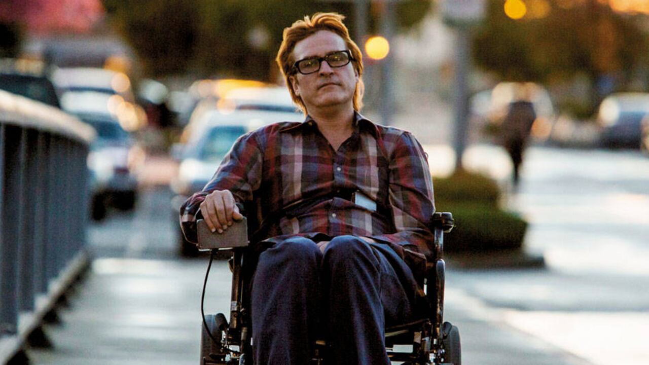 Joaquin Phoenix interpreta, magistralmente, a Callahan, quien murió en 2010 y en sus dibujos se burlaba de temas tabú, como el de los discapacitados.