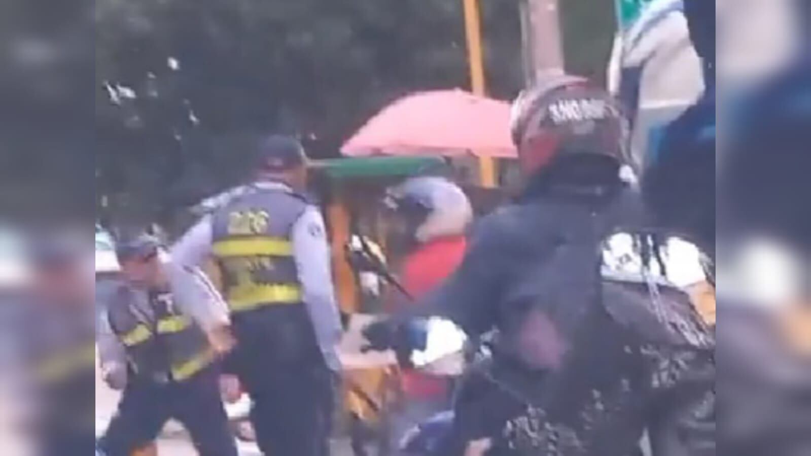 Siguen los ataques a agentes de tránsito en Cali: denuncian que motociclista amenazó a funcionario con un arma.