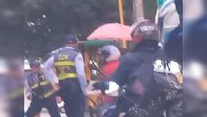 El conductor amenazó al agente de tránsito con un arma traumática.