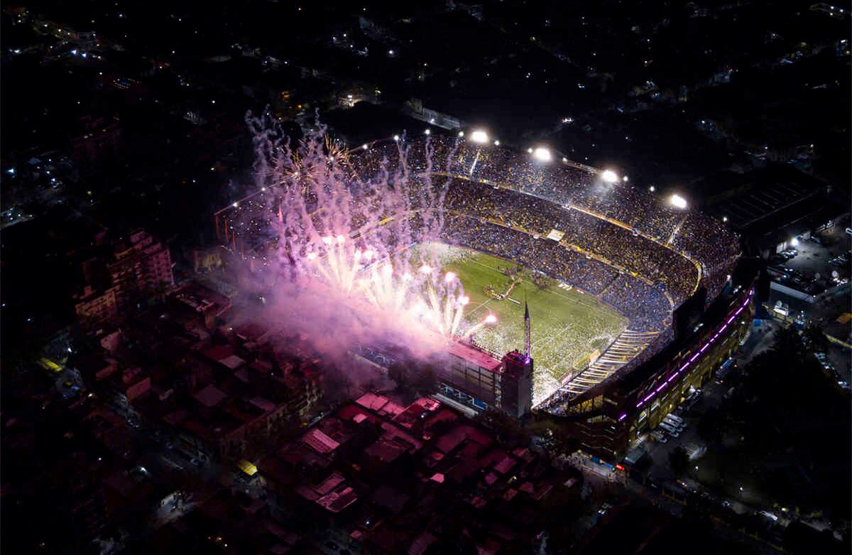 Vista aérea del estadio La Bombonera, en Buenos Aires, tomada mientras los fuegos artificiales dan la bienvenida a los equipos al campo de juego antes de la semifinal de la Copa Libertadores entre Boca Juniors y River Plate, el 22 de octubre de 2019. (Foto: Tomás Cuesta / AFP)