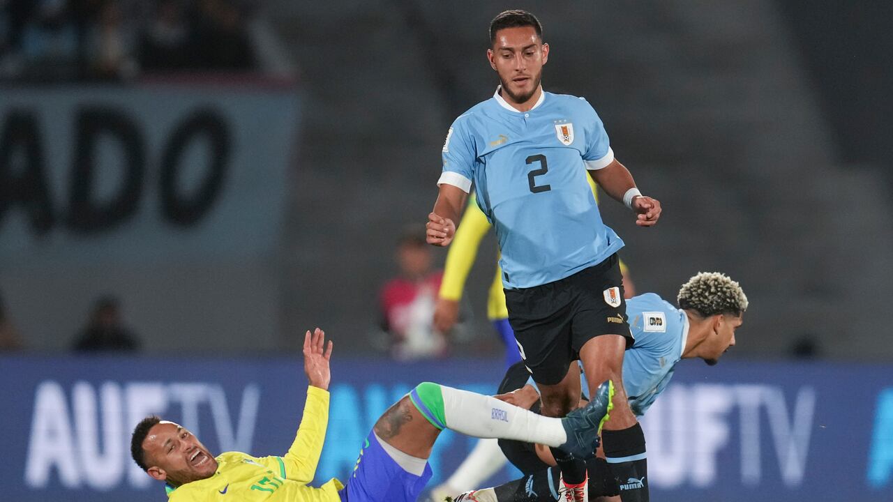 Neymar sintió un dolor muy fuerte en su pierna izquierda luego de recibir un contacto de Nicolás de la Cruz.